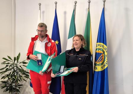 Priznanje je v imenu Gasilske zveze Izola prevzela Majda Golob, na fotografiji ob Alešu Ovnu.